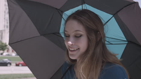 Knappe-Ernte-Einer-Tausendjährigen-Frau,-Die-Einen-Blaugrünen-Und-Grauen-Regenschirm-Hält