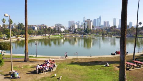 Antena-De-Gente-Haciendo-Un-Picnic-Y-Caminando-En-Macarthur-Park-Lake,-Cerca-Del-Centro-De-Los-Angeles,-California,-Wishire-District-1