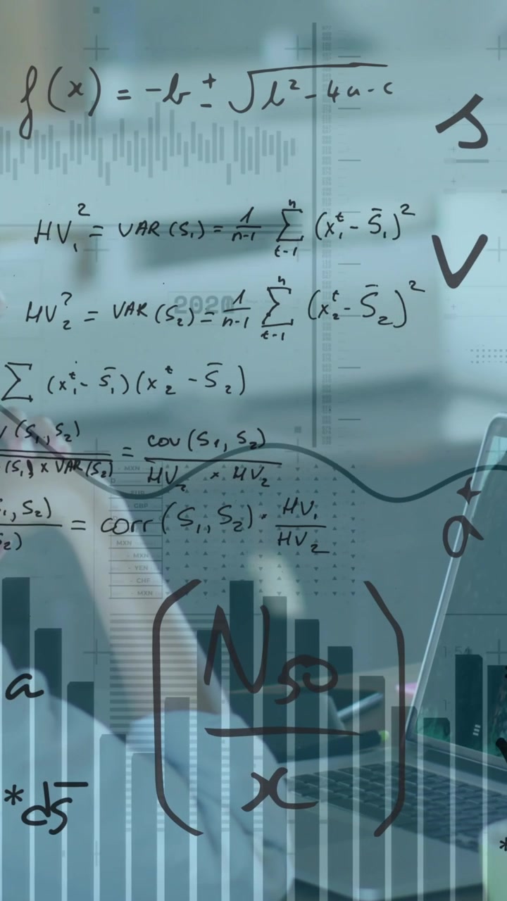 Animazione di equazioni matematiche su una donna d'affari che usa un laptop