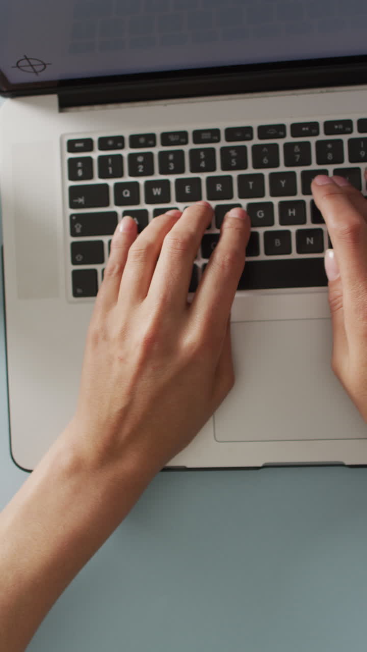 video vertical de las manos usando una computadora portátil con espacio para copiar