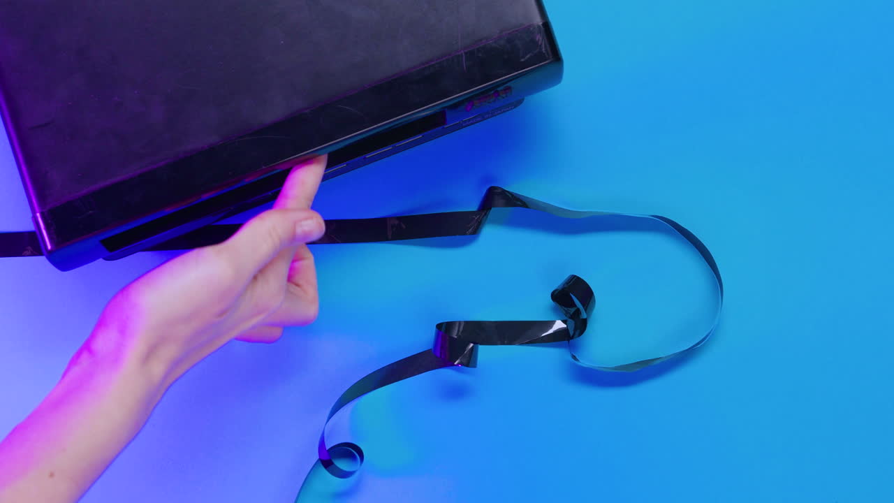 파란색 배경에 있는 비디오 vhs 장치와 테이프의 상단 뷰