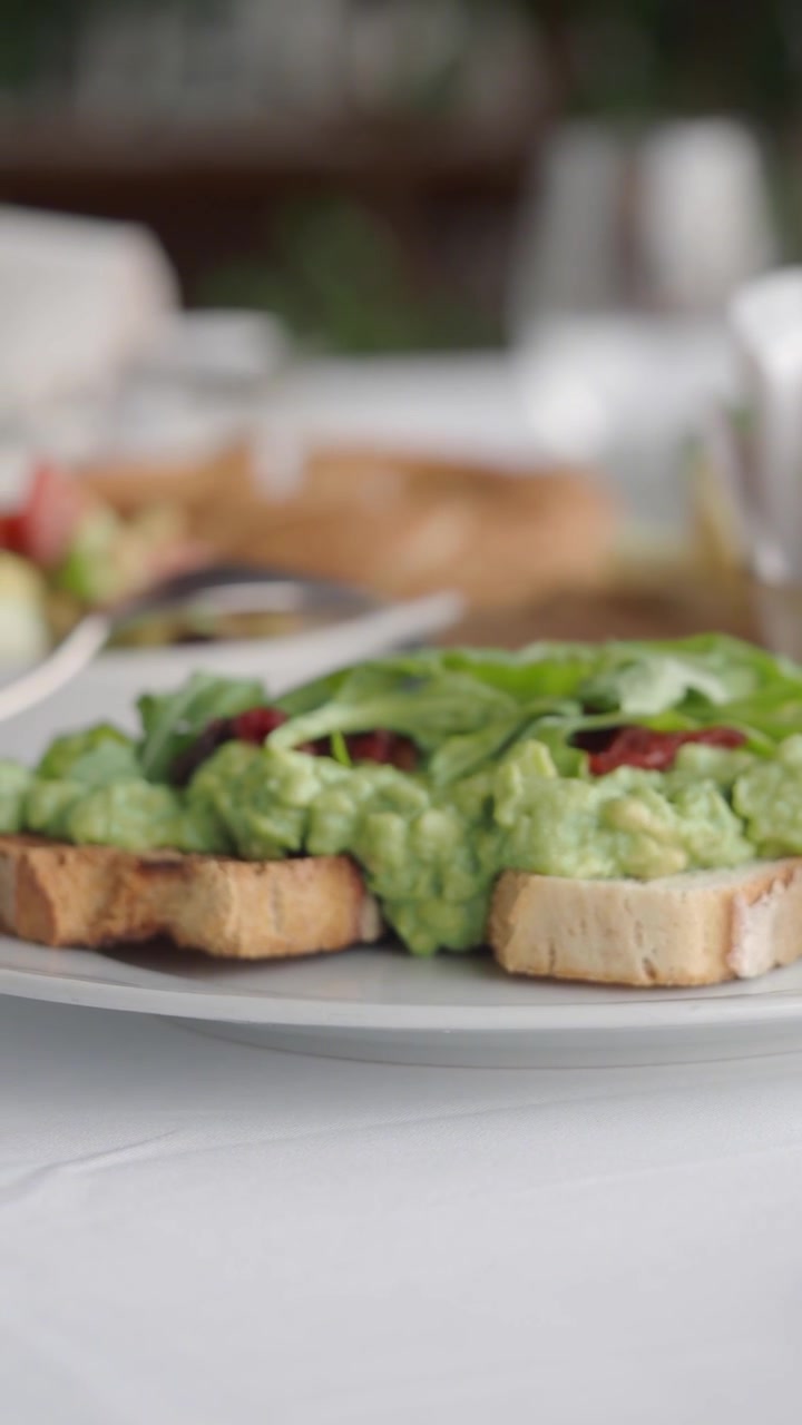 Avocado toast salutare con verdure fresche servito a colazione.