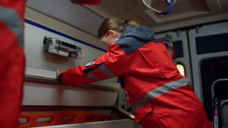 Paramédicos-De-Ems-Preparando-Camillas-Para-La-Víctima-En-Un-Coche-De-Emergencia