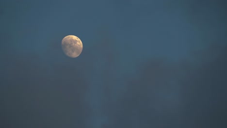 Gran-Luna-Amarilla-En-El-Cielo-Azul-Nublado-De-La-Noche