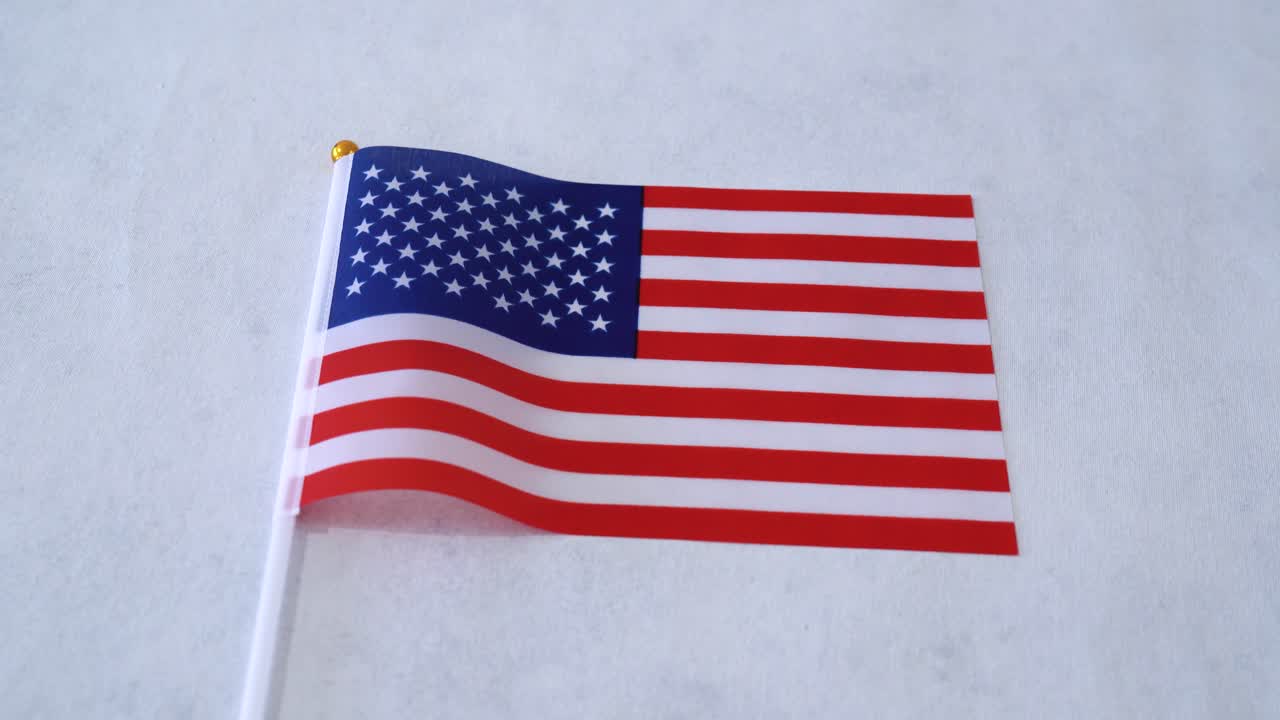 Amerikas forente staters flagg på hvit bakgrunn. Konsept av amerikansk flagg