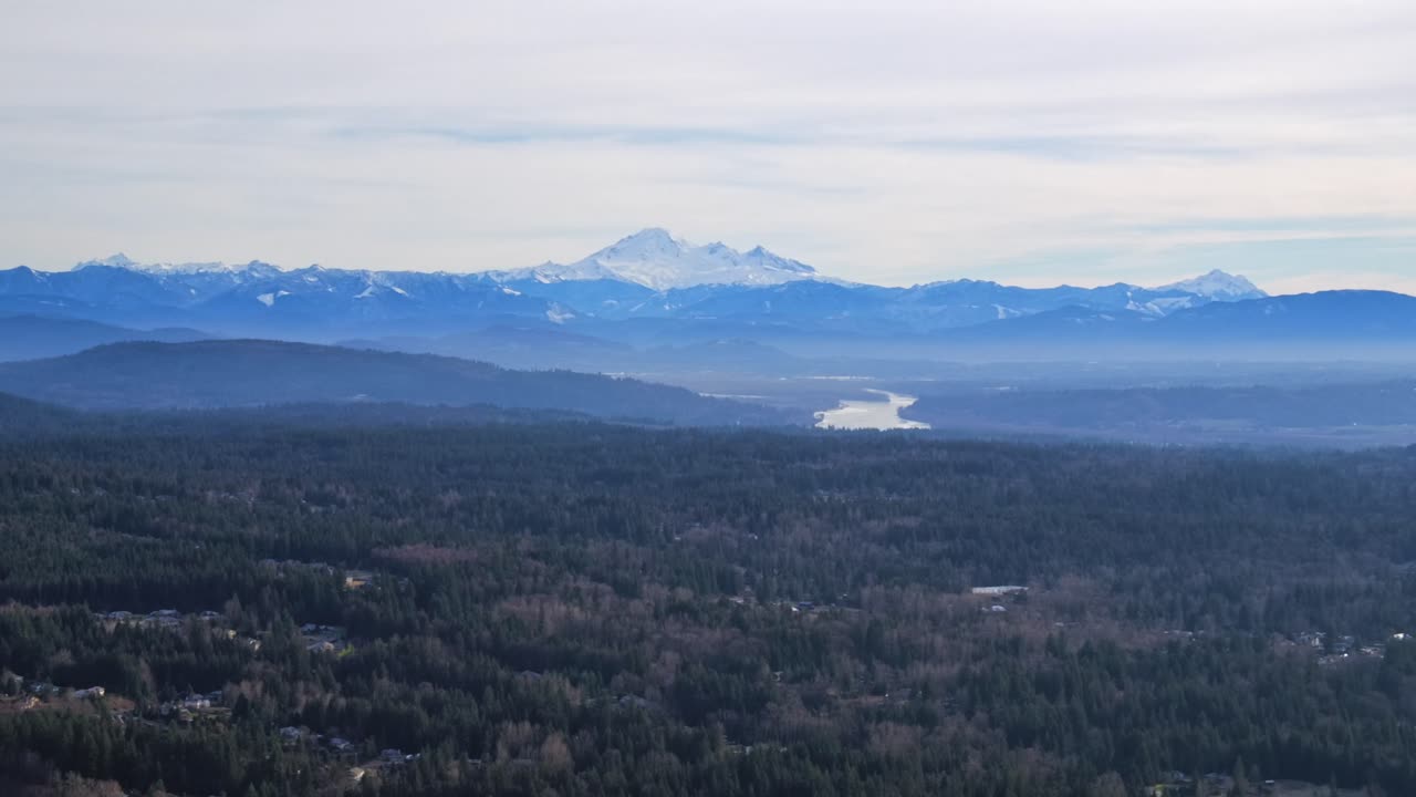 el lejano monte baker nevado visto desde el área aérea del gran vancouver