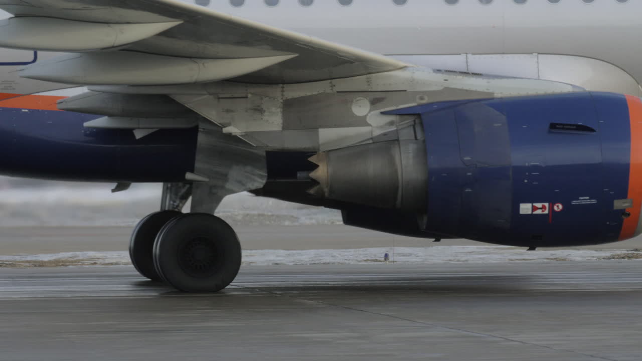 눈 인 활주로 에 있는 항공기