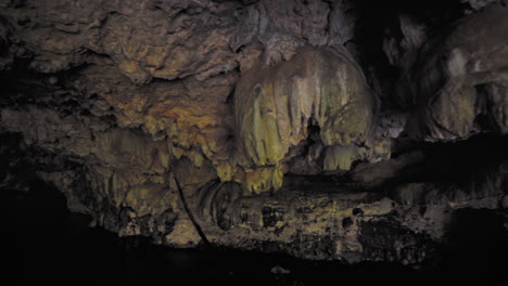 cueva coyote creek en el norte de california - agua goteando de las rocas