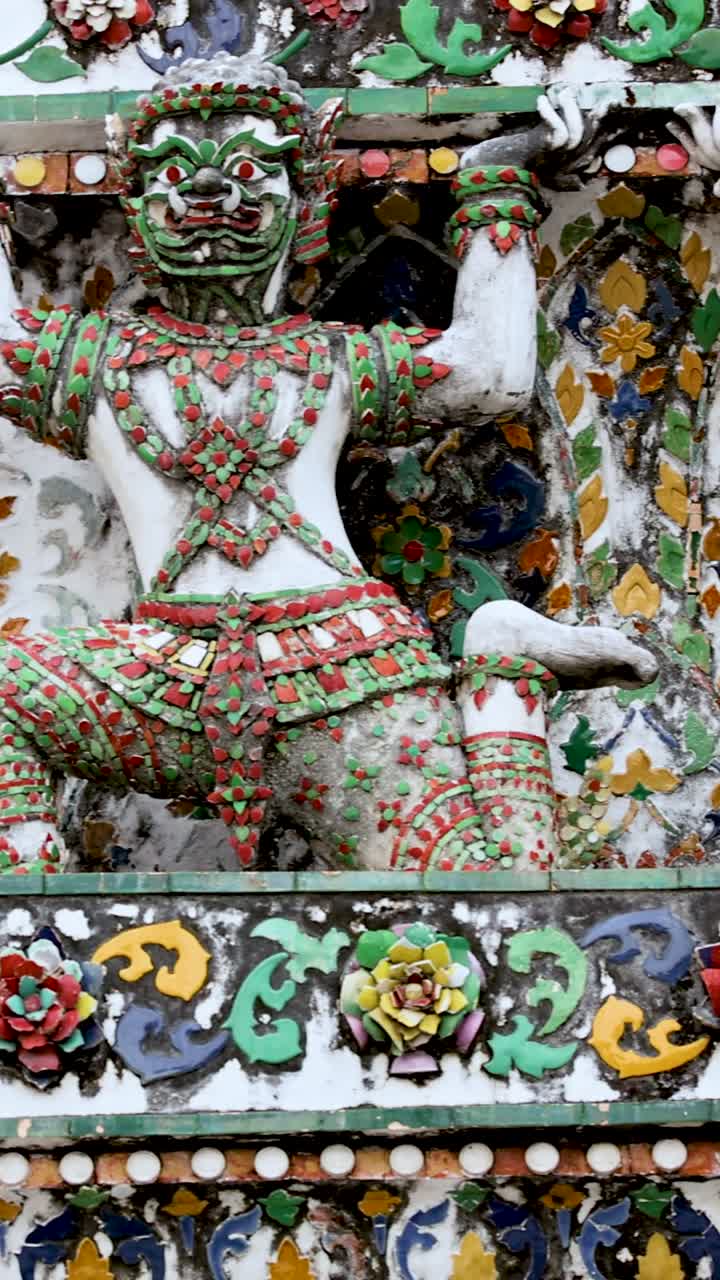 vista detallada de las decoraciones ornamentadas del templo