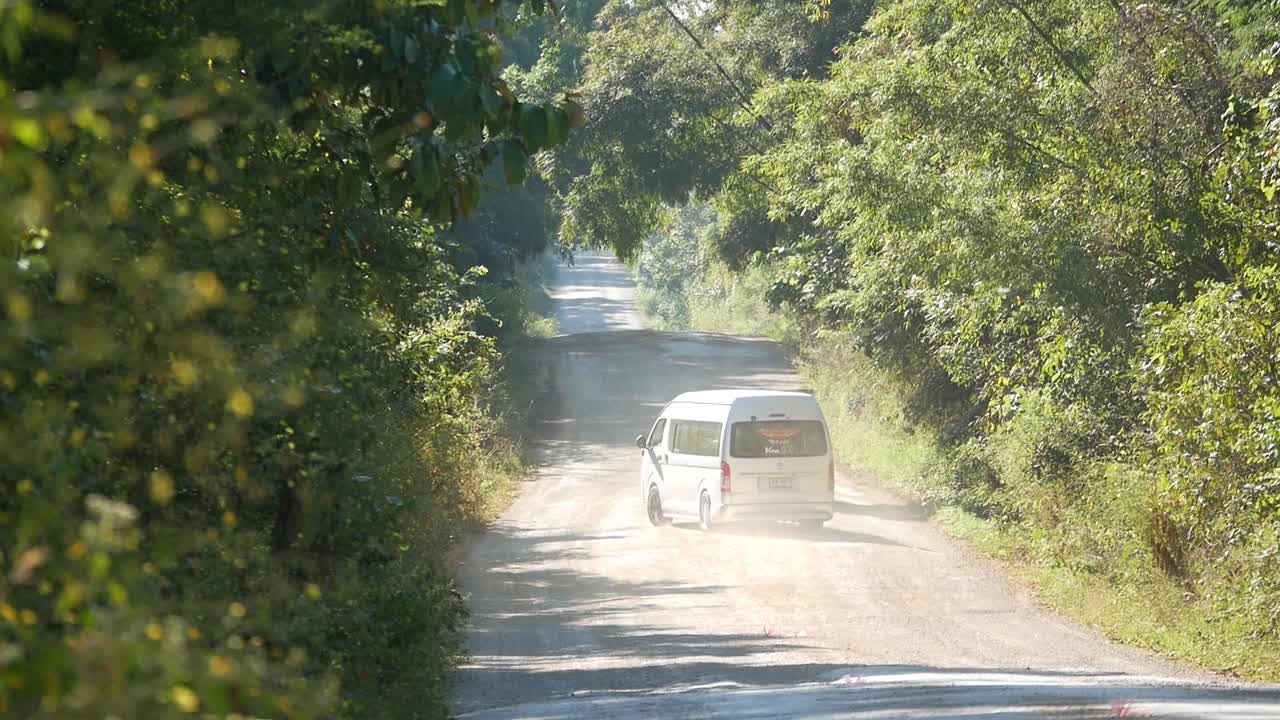 시골 산, 낮에 도로에서 밴 드라이브