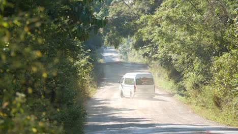 Una-Camioneta-En-La-Carretera-En-La-Montaña-Rural,-Durante-El-Día