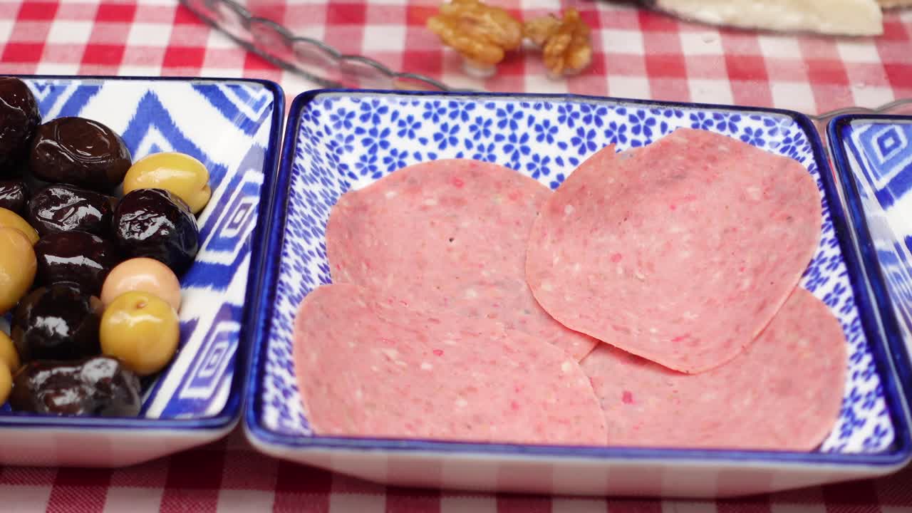 올리브, 소시지, 견과류 를 은 터키식 아침식사 메즈