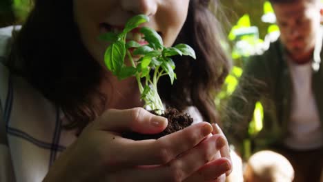 mujer que tiene una plantación en el jardín