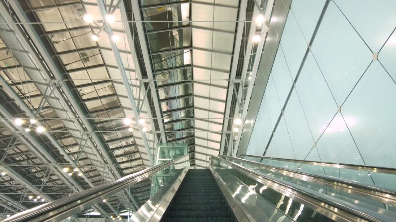 escalera mecánica del aeropuerto
