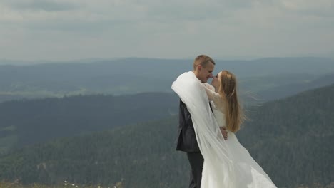 жених и невеста веселятся на горных холмах.