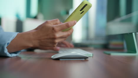 Mujer-Ingeniera-Brazos-Deslizando-El-Primer-Móvil.-Persona-Desconocida-Comprobando-La-Notificación