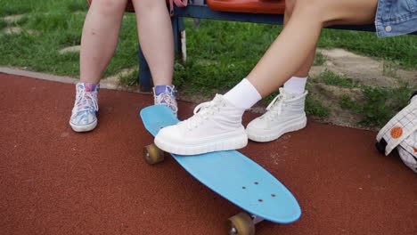 Turnschuhe-Auf-Dem-Skateboard