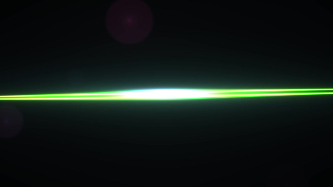 Raggio laser verde brillante con bagliore ottico su sfondo nero