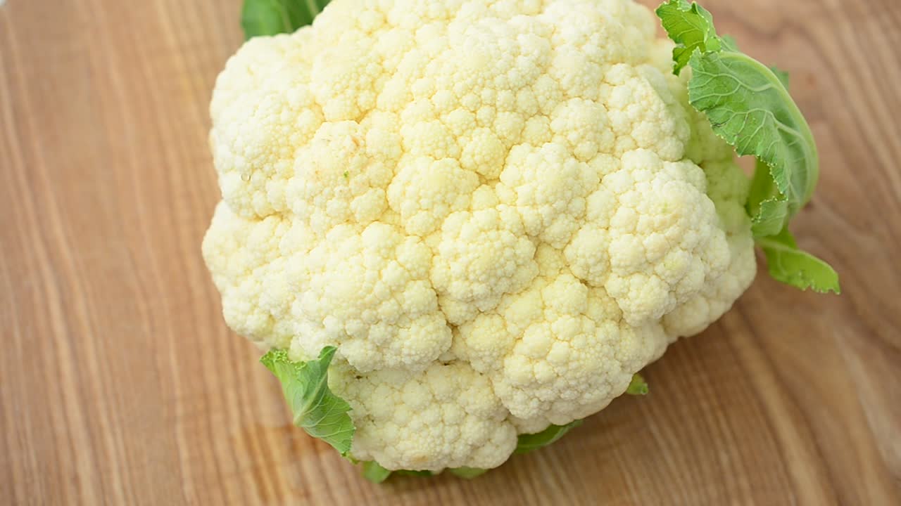 Cavolfiore su una tavola. Riprese in movimento