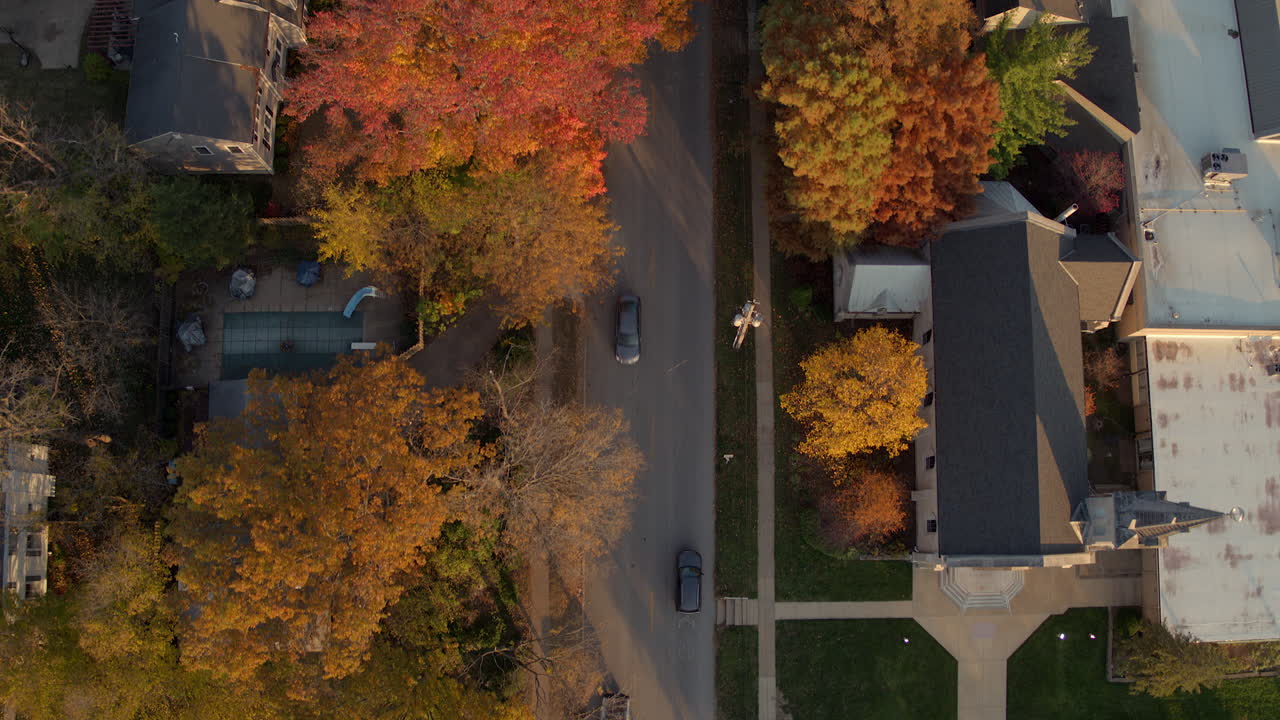 vista aérea empujando por una calle en un bonito barrio de kirkwood en st