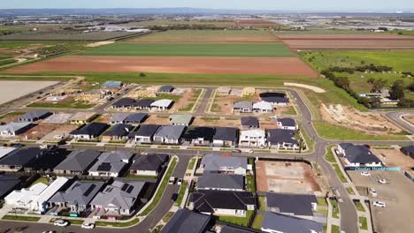 drone disparado desde los prados de agricultura verde a un nuevo complejo residencial