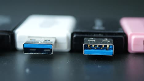 primer plano de tres unidades flash usb