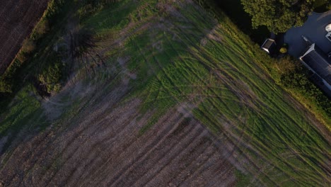 Marcas-De-Neumáticos-De-Tractor-En-El-Campo-De-Agricultores-En-Castle-Eden-Village-En-El-Condado-De-Durham---Toma-Aérea-De-Arriba-Hacia-Abajo-Con-Drones-4k-Hd