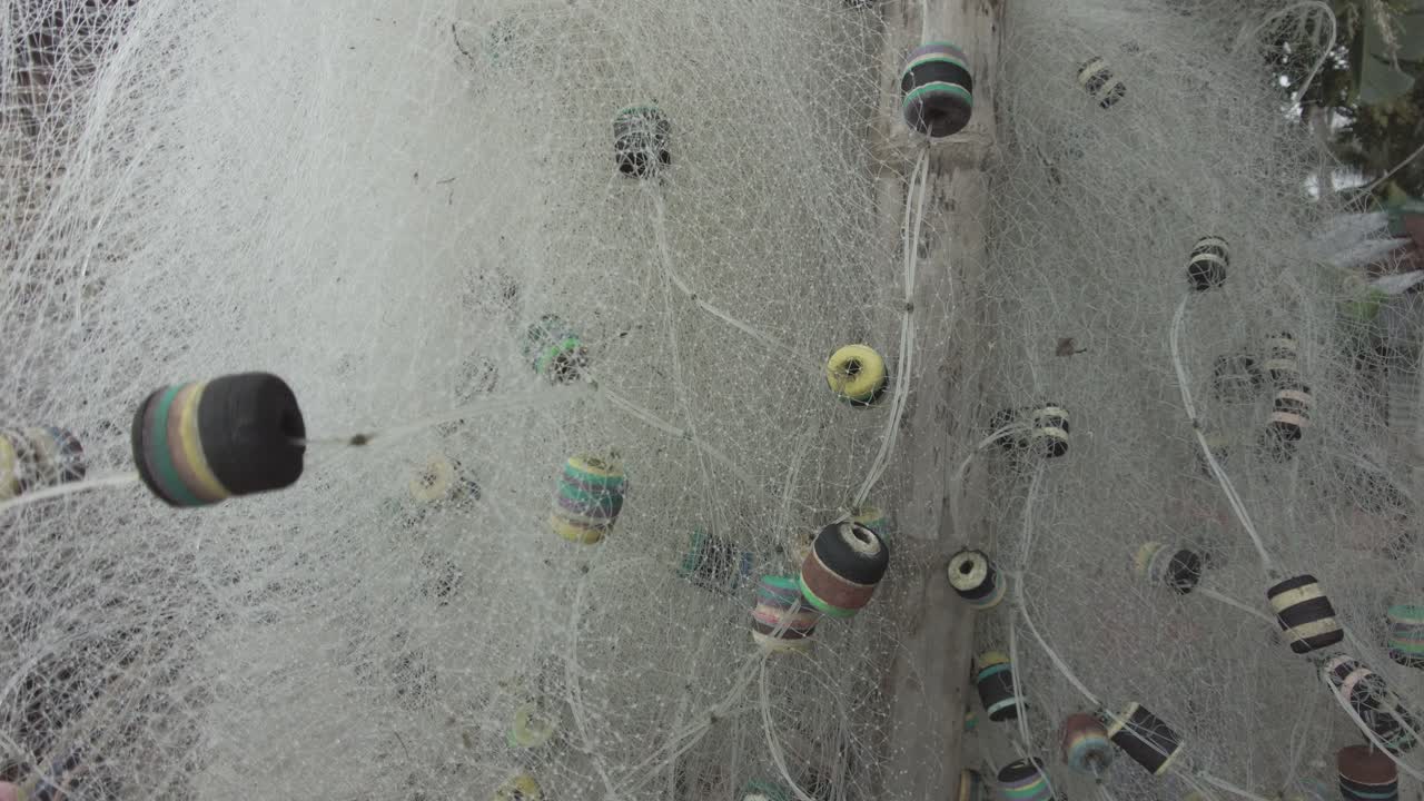 바다에서 물고기를 잡기 위해 어부들이 사용하는 어망의 정지된 클로즈업 샷