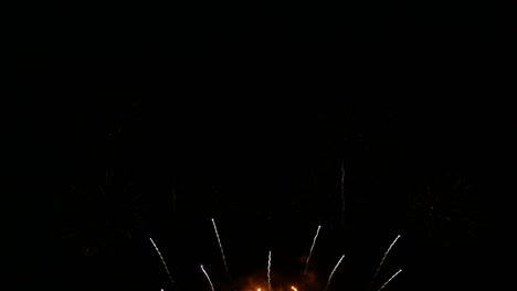4k. hermoso conjunto combinado de verdaderos fuegos artificiales de fondo colorido durante la celebración de la cuenta atrás de la víspera de año nuevo, verdadero festival de fuegos artificiales dorados brillantes en la exhibición del cielo por la noche.