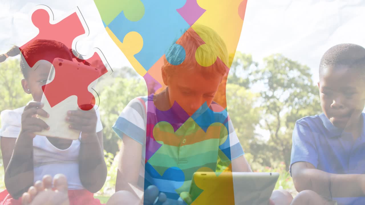 Animazione di mano composta da pezzi di puzzle colorati su bambini che usano tablet