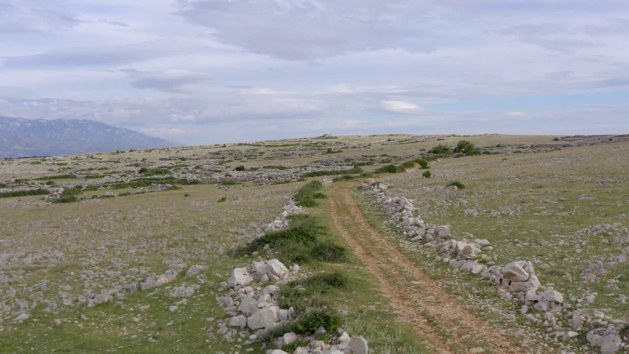 vista aérea del sendero de la meseta lunar en la isla de krk