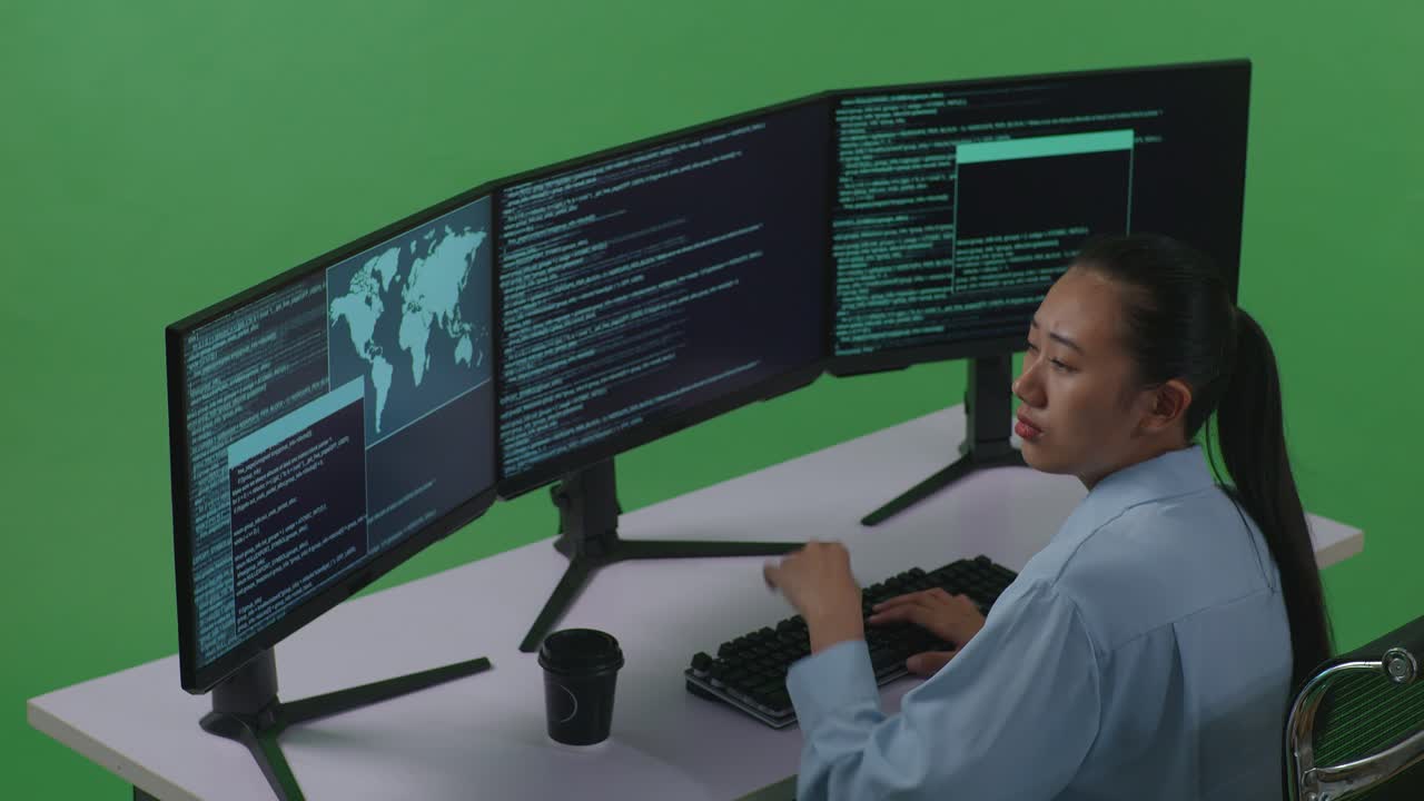 programador cansado trabajando en múltiples monitores