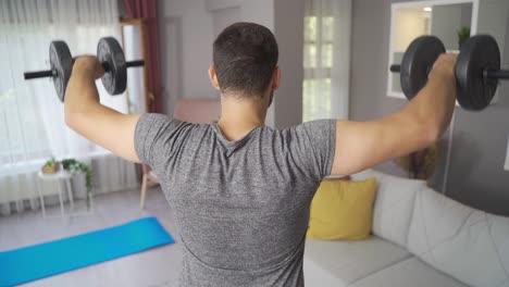 hombre haciendo levantamiento, sosteniendo pesas pesadas, ejercicio para los músculos del brazo.