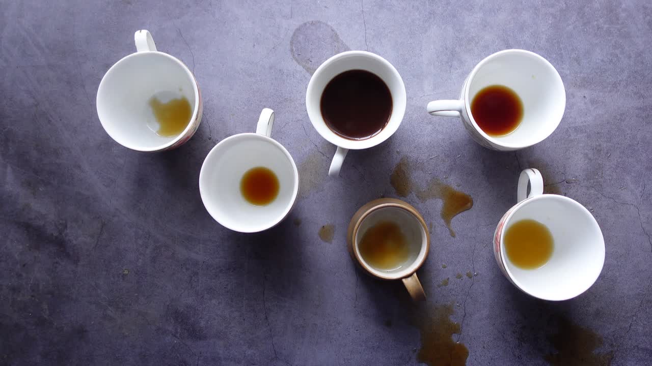 테이블 위 에 있는 빈 커피 와 차 컵