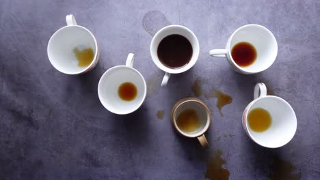 tazas de café y té vacías en una mesa