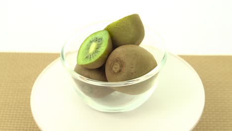 kiwis verdes frescos y maduros en un cuenco giratorio
