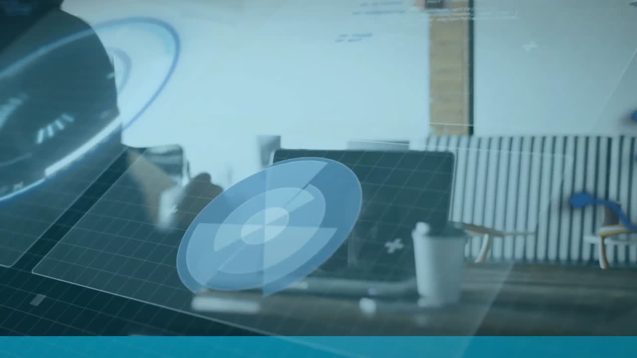 animación de la interfaz con procesamiento de datos sobre la vista trasera de un hombre de negocios tomando notas en la oficina.