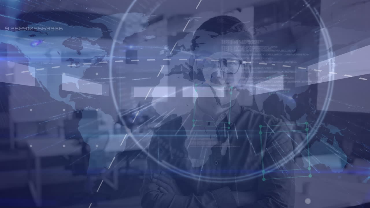 animación de procesamiento de datos y mapa del mundo sobre empresario biracial en el cargo