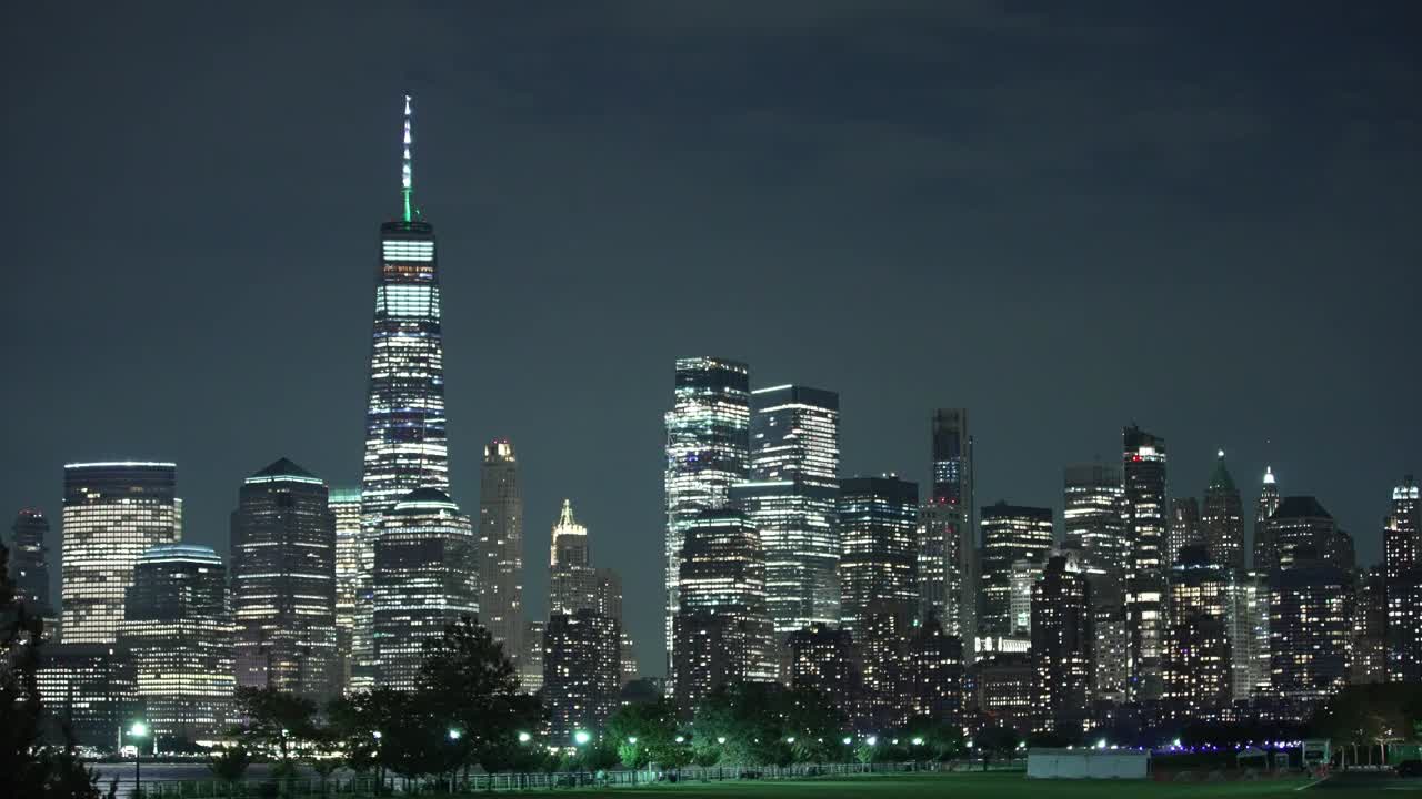 밤에 뉴욕 시의 스카이라인