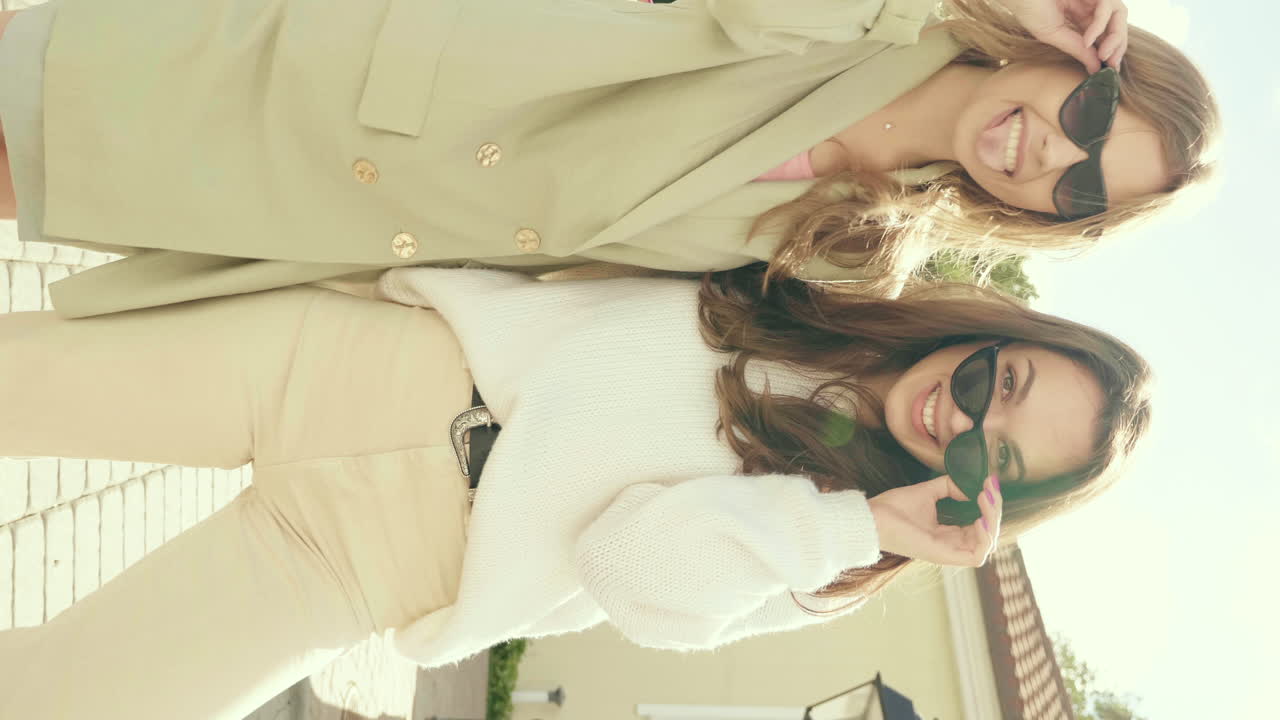 두 명의 행복한 여성 친구가 야외에 있습니다.