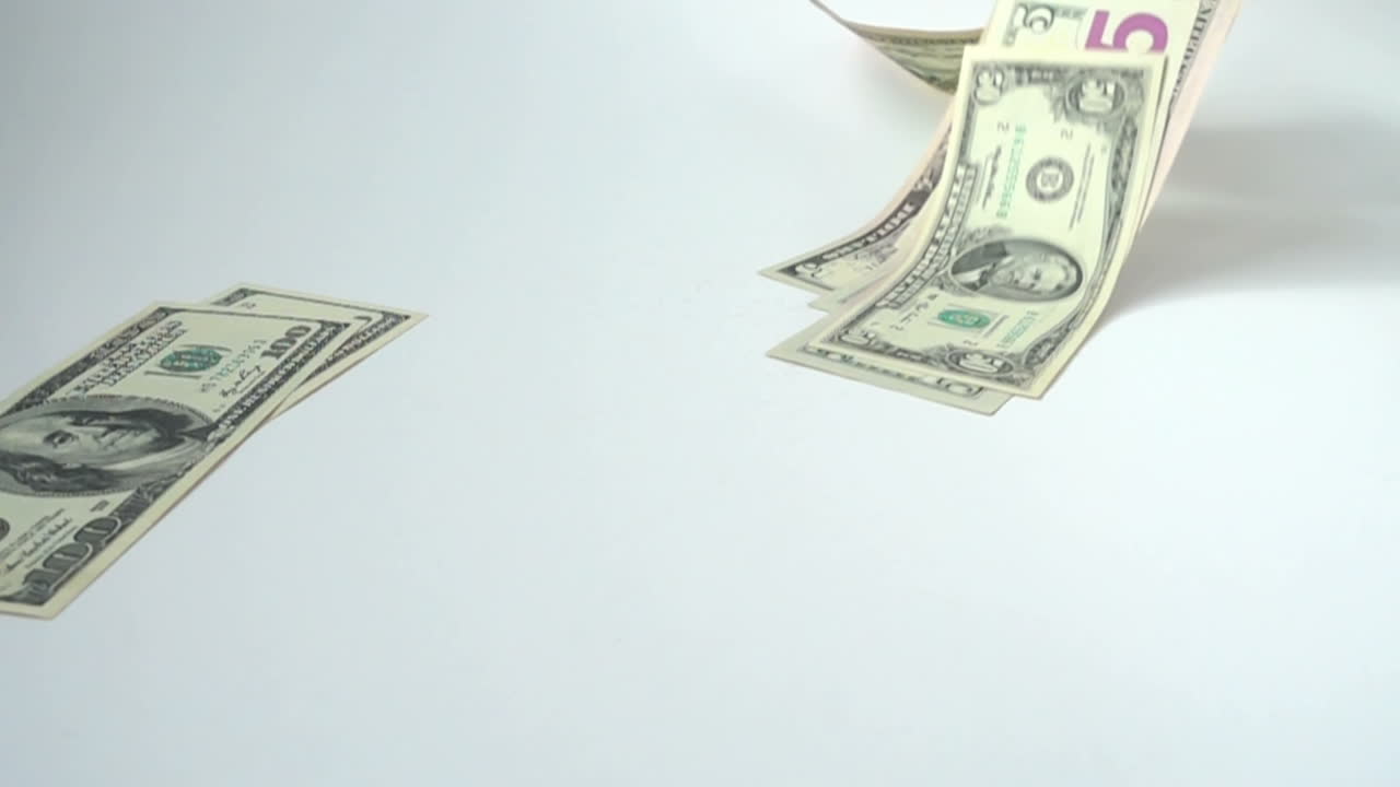 Banconote di dollari in caduta. Movimento lento. Riprese di denaro.