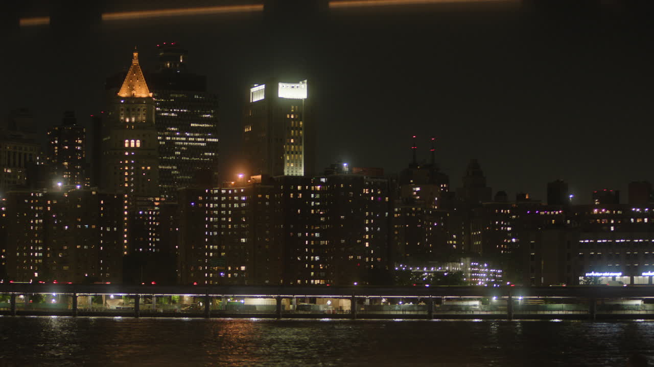 el horizonte de nueva york, el tráfico en el puente de brooklyn por la noche, la vista panorámica de la vida nocturna de la ciudad de nueva york