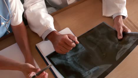 los médicos examinando la radiografía