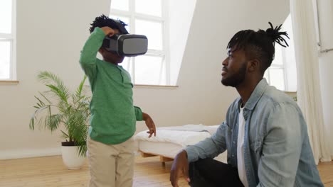 père et fils à la maison en utilisant vr