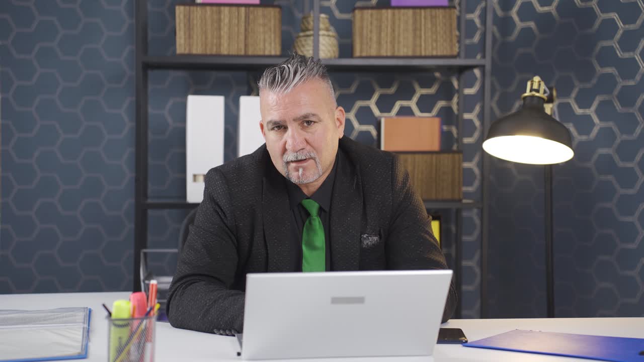 retrato de un hombre de negocios cansado y agotado.