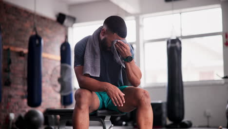 hombre descansando después de hacer ejercicio en el gimnasio