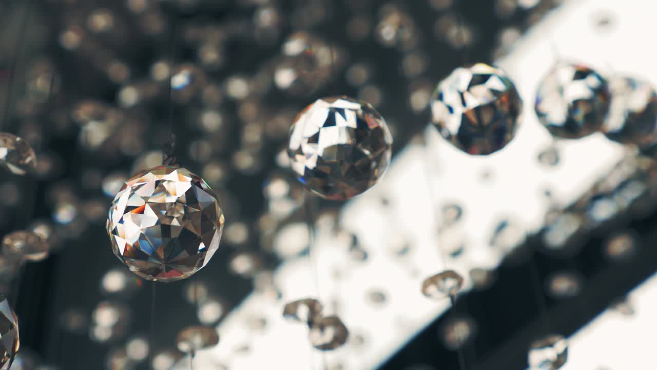 크리스탈 들리어, 반이는 크리스탈, 현대 크리스탈 장식, 클로즈업, 크리스탈 공을 매달고, 빈티지 크리스탈 램프 세부 사항, 다이아몬드, 귀한 돌, 조명