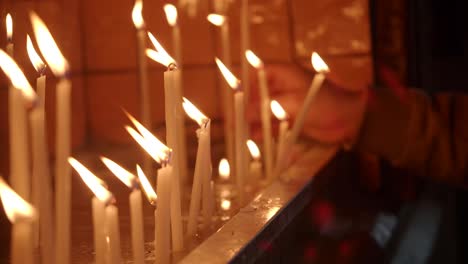 quemar velas en un entorno religioso