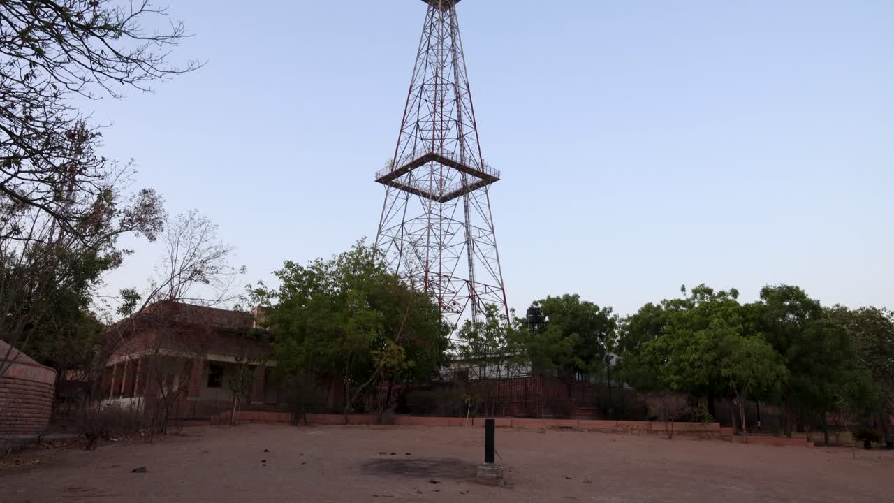 torre de transmisión aislada con fondo de cielo brillante por la noche