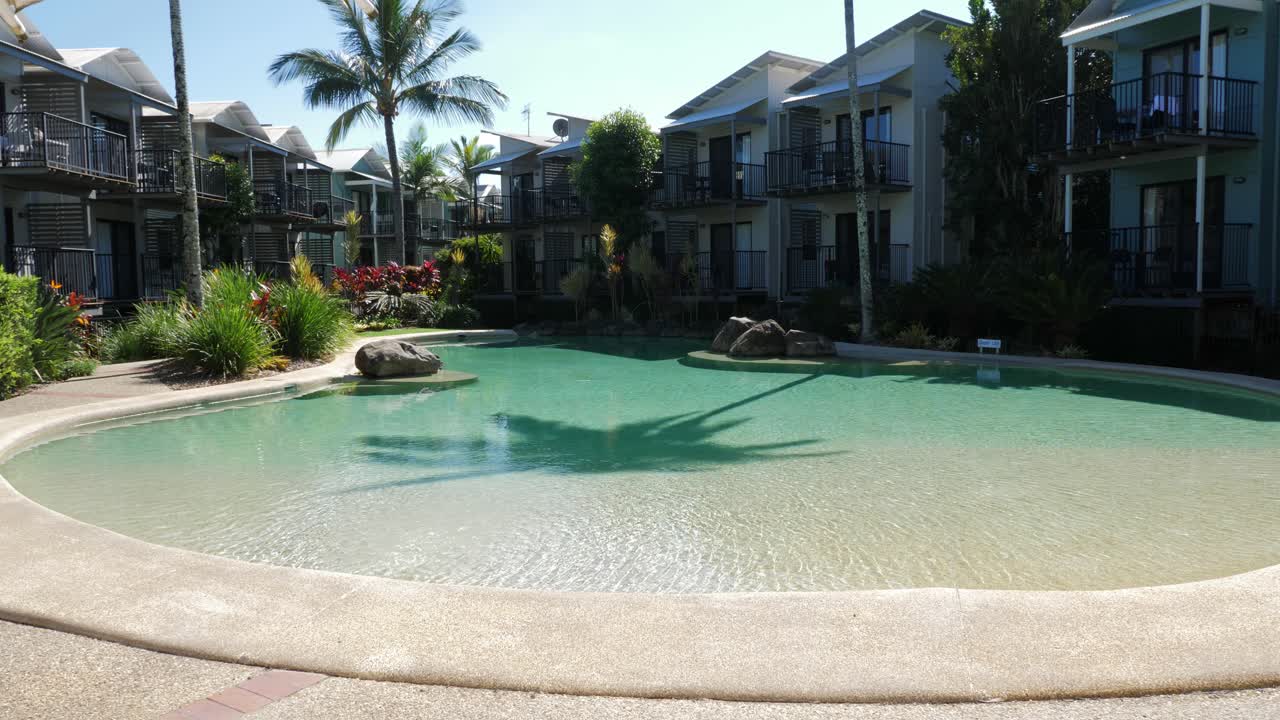 Noosa Lakes Resort og Hotel - Udendørs swimmingpool på en solrig dag.